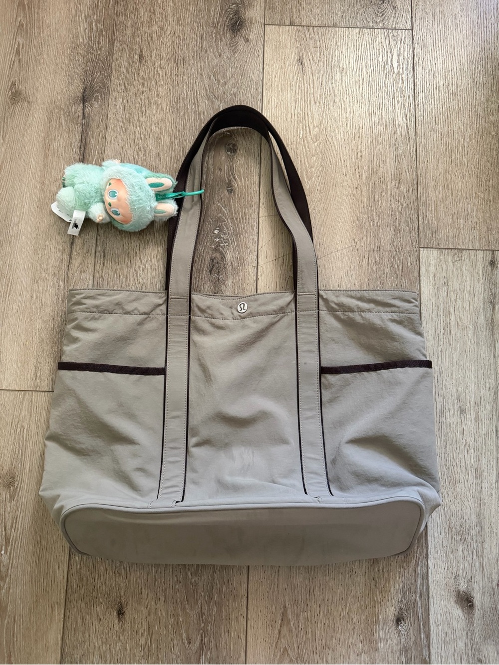Lululemon 20L Ash Gray Tote with Front Pocket - Picture 3 of 6